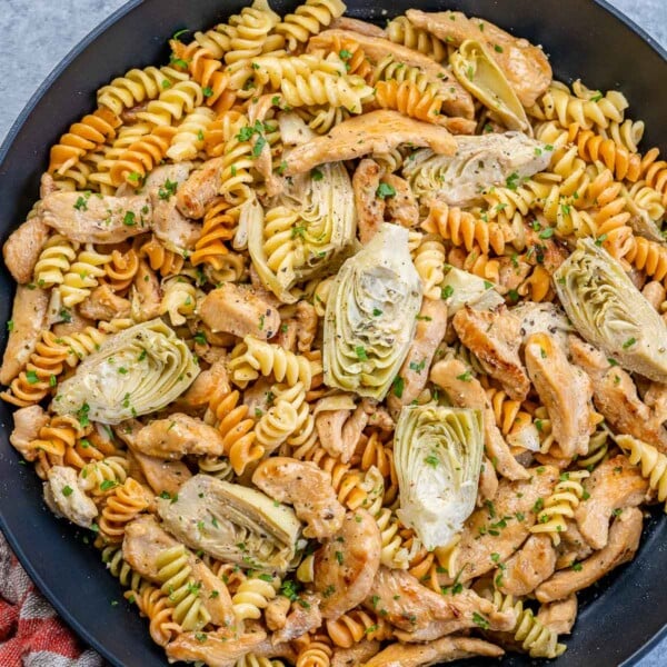 skillet with pasta and chicken with artichoke.