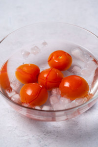 one pot of ice water with tomatoes